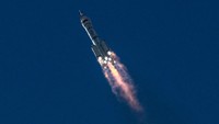 Seperti dilansir AFP, Kamis (17/6/2021), kendaraan luar angkasa Shenzhou-12 yang membawa ketiga astronaut China itu dipasangkan pada roket Long March-2F dan diluncurkan ke Stasiun Luar Angkasa Tiangong pada Kamis (17/6) pagi, sekitar pukul 09.22 waktu setempat.
