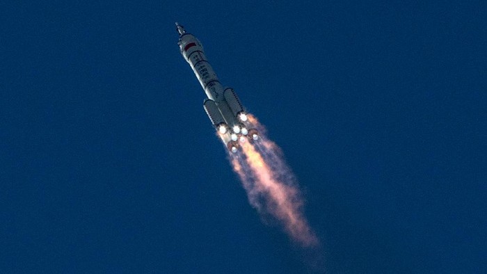 Momen China Luncurkan 3 Astronaut ke Luar Angkasa Tiga astronaut China yang akan menjadi awak pertama Stasiun Luar Angkasa Tiangong telah diluncurkan pada Kamis (17/6) pagi waktu setempat.