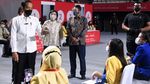 Momen Jokowi Pantau Vaksinasi di Tenis Indoor Senayan