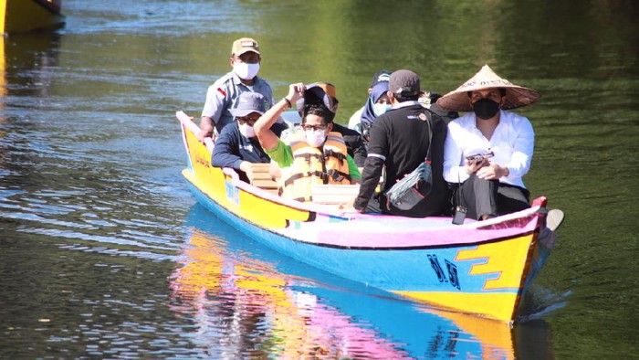 Menparekraf Sandiaga Uno terlihat asyik menjelajag sungai di Rammang-rammang, Maros, Sulawesi Selatan.