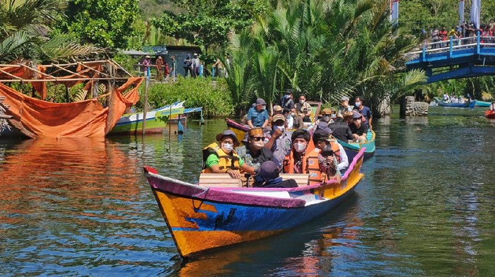 Menparekraf Sandiaga Uno terlihat asyik menjelajag sungai di Rammang-rammang, Maros, Sulawesi Selatan.