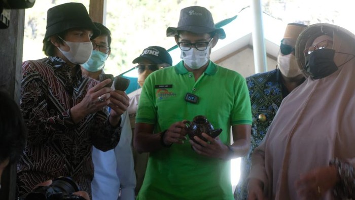 Menparekraf Sandiaga Uno terlihat asyik menjelajag sungai di Rammang-rammang, Maros, Sulawesi Selatan.
