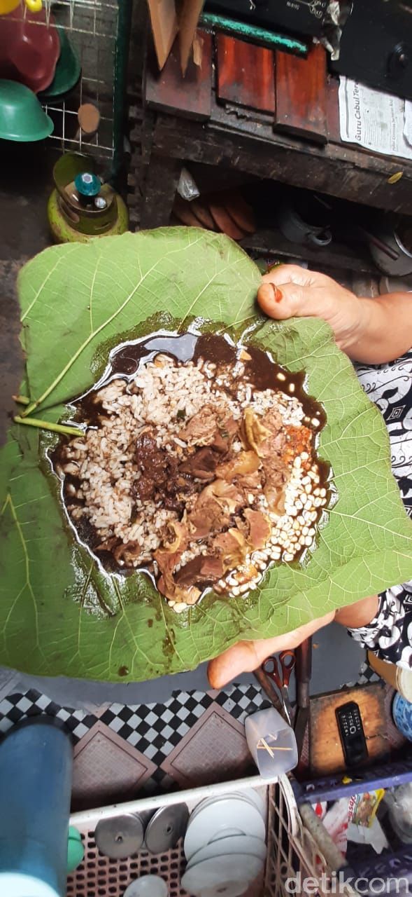 Sedep Poll! Makan Nasi Rawon Pakai Alas Daun Jati Khas Lamongan