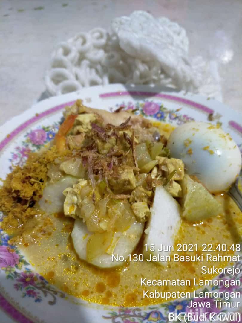 Sedep Poll! Makan Nasi Rawon Pakai Alas Daun Jati Khas Lamongan