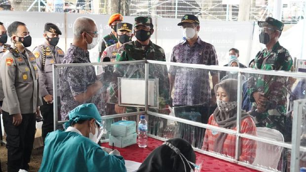 Panglima TNI Marsekal Hadi Tjahjanto bersama Panglima TNI Kapolri Jenderal Listyo Sigit Prabowo dan Menteri Kesehatan Budi Gunadi Sadikin datang ke Kudus mengecek vaksinasi massal, Kamis (17/6/2021).