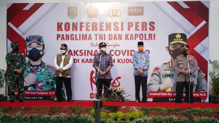 Panglima TNI Marsekal Hadi Tjahjanto bersama Panglima TNI Kapolri Jenderal Listyo Sigit Prabowo dan Menteri Kesehatan Budi Gunadi Sadikin datang ke Kudus mengecek vaksinasi massal, Kamis (17/6/2021).