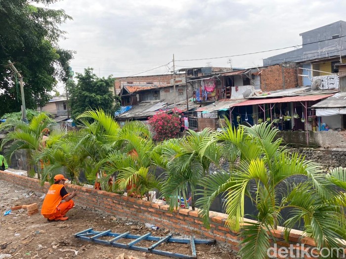 Pembangunan taman di sebelah Jembatan Kota Paris, Johar Baru, Jakarta Pusat, 17 Juni 2021. (Annisa Rizky Fadhila/detikcom)