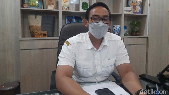 Kabag Humas Pemkot Surabaya Febriadhitya Prajatara di ruang kerjanya, Kamis (17/6/2021).
