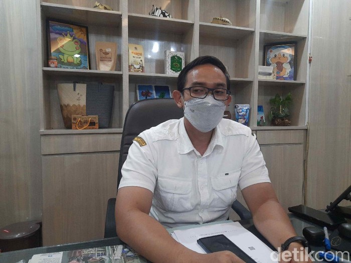 Kabag Humas Pemkot Surabaya Febriadhitya Prajatara di ruang kerjanya, Kamis (17/6/2021).