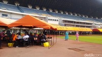 Vaksinasi sendiri akan dilakukan di area jogging track. Sedangkan warga yang menunggu diarahkan duduk di area tribun barat.