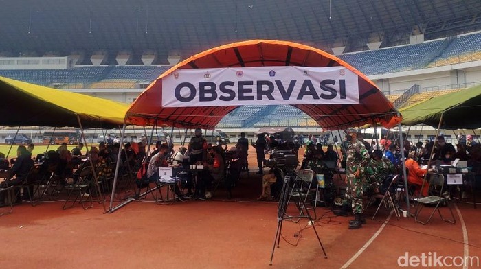 Stadion Gelora Bandung Lautan Api (GBLA) dipadati masyarakat. Warga berbondong-bondong datang untuk melakukan vaksinasi COVID-19 massal.