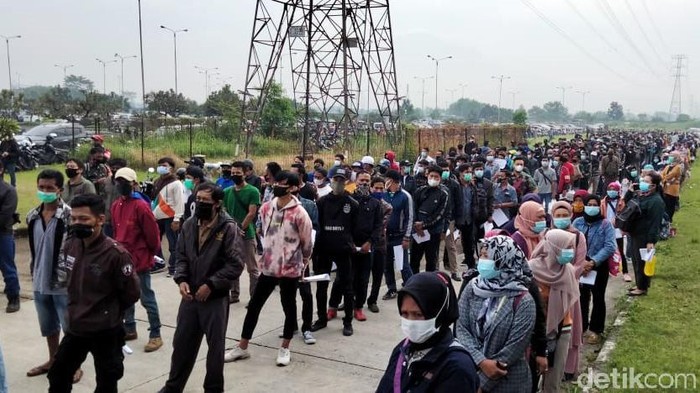 Stadion Gelora Bandung Lautan Api (GBLA) dipadati masyarakat. Warga berbondong-bondong datang untuk melakukan vaksinasi COVID-19 massal.