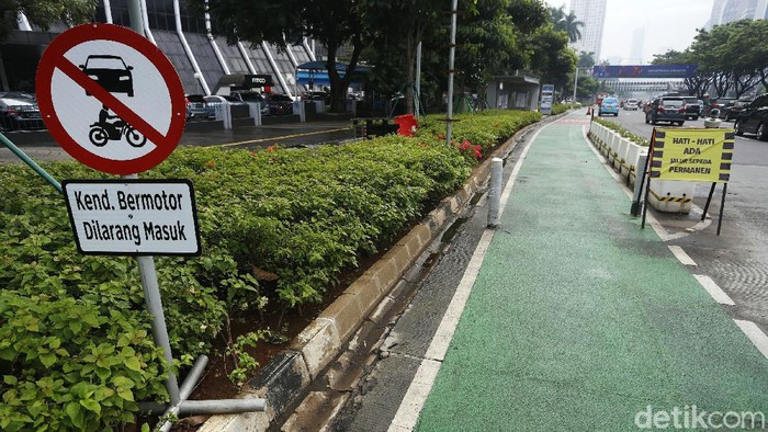 Komisi III DPR RI meminta Kapolri tegas mengevaluasi keberadaan jalur sepeda Sudirman-Thamrin. Jalur itu diminta dibongkar dan dipakai bersama-sama para pengguna jalan dengan risiko ditanggung sendiri-sendiri.