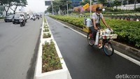 Wakil Ketua Komisi III DPR Ahmad Sahroni menyayangkan jalan umum yang dijadikan jalur sepeda permanen karena hanya dipakai 2 jam. Dia khawatir komunitas pengguna jalan lain, seperti komunitas motor, nantinya meminta jalur khusus juga dan merepotkan pemerintah pada akhirnya.