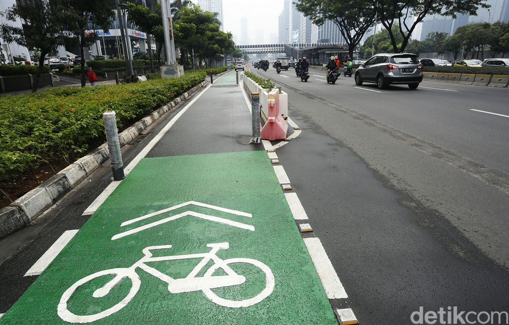 Komisi III DPR RI meminta Kapolri tegas mengevaluasi keberadaan jalur sepeda Sudirman-Thamrin. Jalur itu diminta dibongkar dan dipakai bersama-sama para pengguna jalan dengan risiko ditanggung sendiri-sendiri.