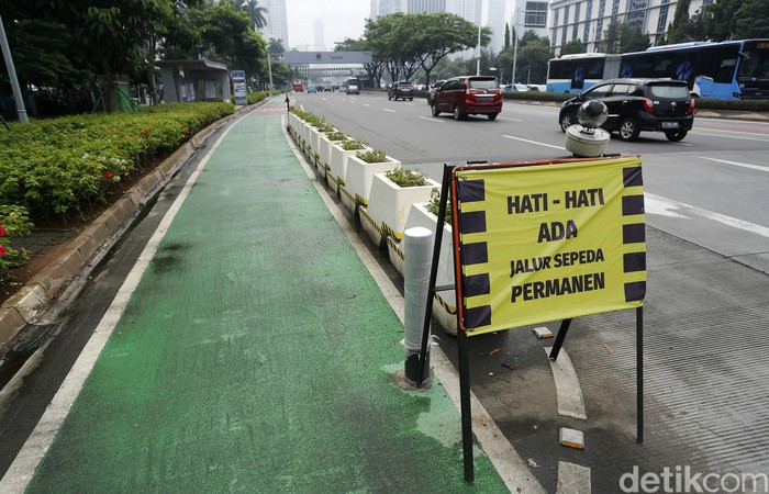 Komisi III DPR RI meminta Kapolri tegas mengevaluasi keberadaan jalur sepeda Sudirman-Thamrin. Jalur itu diminta dibongkar dan dipakai bersama-sama para pengguna jalan dengan risiko ditanggung sendiri-sendiri.