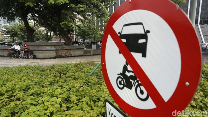Komisi III DPR RI meminta Kapolri tegas mengevaluasi keberadaan jalur sepeda Sudirman-Thamrin. Jalur itu diminta dibongkar dan dipakai bersama-sama para pengguna jalan dengan risiko ditanggung sendiri-sendiri.
