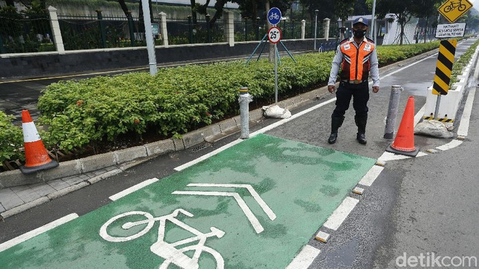 Komisi III DPR RI meminta Kapolri tegas mengevaluasi keberadaan jalur sepeda Sudirman-Thamrin. Jalur itu diminta dibongkar dan dipakai bersama-sama para pengguna jalan dengan risiko ditanggung sendiri-sendiri.