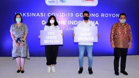 Connie Ang selaku Presiden Direktur Danone Indonesia, Perwakilan 2 karyawan Danone Indonesia yang telah divaksin, dan Maxi Rein Rondonuwu – Direktur Jenderal Pencegahan dan Pengendalian Penyakit Kementerian Kesehatan Republik Indonesia dalam seremonial Vaksinasi Gotong Royong Danone Indonesia, Kamis (17/06). 