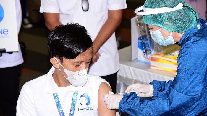 Pemerintah Indonesia telah mengizinkan pelaksanaan Vaksinasi Gotong Royong bagi pelaku usaha atau industri agar ekonomi Indonesia segera pulih.