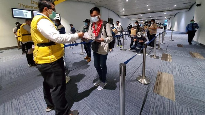 Petugas memeriksa 172 ABK WNI yang kembali dari Fiji.