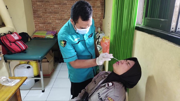 polisi diswab antigen