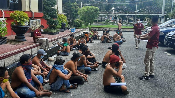 Polisi terus melakukan razia terhadap preman yang ada di wilayah Sumut. Di hari kelima ini sudah 911 orang preman yang diamankan. (dok Polda Sumut)