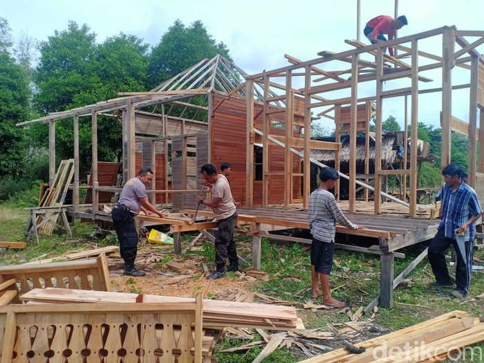 Polres Ogan Ilir mendirikan rumah baru yang layak huni untuk Sulaiman dan Nurhayati. Sebelumnya pasutri lansia itu 7 tahun tinggal di kandang ayam. (dok Istimewa)