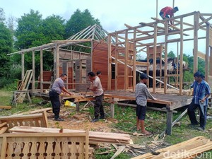 Polisi Dirikan Rumah untuk Pasutri Lansia 7 Tahun Tinggal di Kandang Ayam
