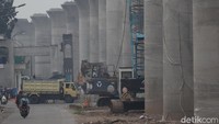 Tiang-tiang panjang sudah terpasang tepat dipinggir Jalan Tol Padaleunyi.
