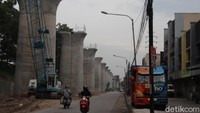 Alat-alat berat masih terlihat disekitar lokasi proyek.