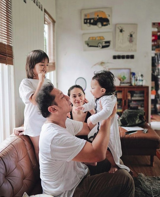 Ringgo Agus Rahman termasuk deretan selebriti yang harus menjalani perawatan di rumah sakit setelah terinfeksi virus COVID-19. Dalam unggahan Insta Story pada Juni 2021, pemerah Abah di film Keluarga Cemara itu mengatakan bahwa dirinya sudah delapan hari menjalani perawatan di sebuah rumah sakit di kawasan Bintaro, Tangerang Selatan. Kini Ringgo sudah kembali ke rumah dan negatif Corona. Foto: Instagram Ringgo Agus Rahman