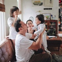 Ringgo Agus Rahman termasuk deretan selebriti yang harus menjalani perawatan di rumah sakit setelah terinfeksi virus COVID-19. Dalam unggahan Insta Story pada Juni 2021, pemerah Abah di film Keluarga Cemara itu mengatakan bahwa dirinya sudah delapan hari menjalani perawatan di sebuah rumah sakit di kawasan Bintaro, Tangerang Selatan. Kini Ringgo sudah kembali ke rumah dan negatif Corona. Foto: Instagram Ringgo Agus Rahman