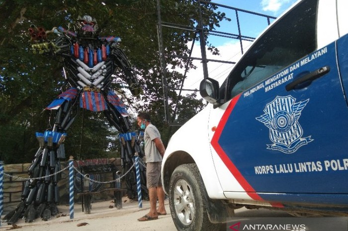Robot mirip transformers dipajang di depan pos lalu lintas pelataran eks MTQ Kendari, di Jalan Ahmad Yani, Kecamatan Madonga, Kendari, Rabu (16/5/2021). (ANTARA/Harianto)