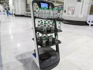 Pandemi Corona Bikin Air Zamzam Dibagikan Robot Jelang Ibadah Haji