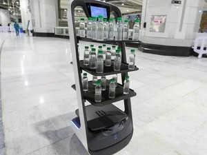 Pandemi Corona Bikin Air Zamzam Dibagikan Robot Jelang Ibadah Haji