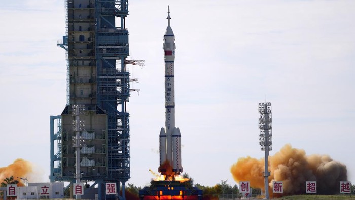 A Long March-2F Y12 rocket carrying a crew of Chinese astronauts in a Shenzhou-12 spaceship lifts off at the Jiuquan Satellite Launch Center in Jiuquan in northwestern China, Thursday, June 17, 2021. China has launched the first three-man crew to its new space station in its the ambitious programs first crewed mission in five years. (AP Photo/Ng Han Guan)