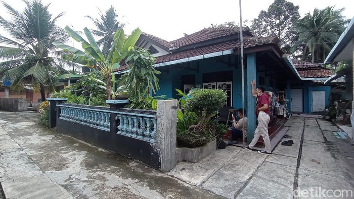 Rumah R warga Dusun Cibarengkok Desa/Kecamatan Cijulang Kabupaten Pangandaran yang dijemput petugas Densus 88 Antiteror