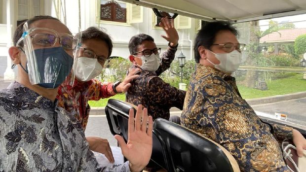Usai rapat bersama Presiden Joko Widodo (Jokowi), Rabu 16 Juni siang, Menparekraf Sandiaga Salahuddin Uno sempat menjadi sopir tembak di Istana Merdeka.