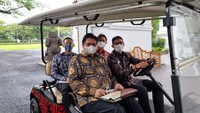 Peristiwa tersebut diungkapkan Sandiaga Uno terjadi sesaat dirinya bersama sejumlah menteri usai rapat di area dalam Istana Kepresidenan. Lantaran mobil buggy golf yang tersedia kebetulan hanya satu yang standby, mereka pun harus berinovasi agar tidak lama menunggu. Tak ingin terlambat menghadiri kegiatan berikutnya, Sandiaga Uno mengaku berinisiatif untuk mengendarai sendiri mobil buggy golf. Dirinya mengaku meminta ijin kepada Paspampres yang berjaga di sana.