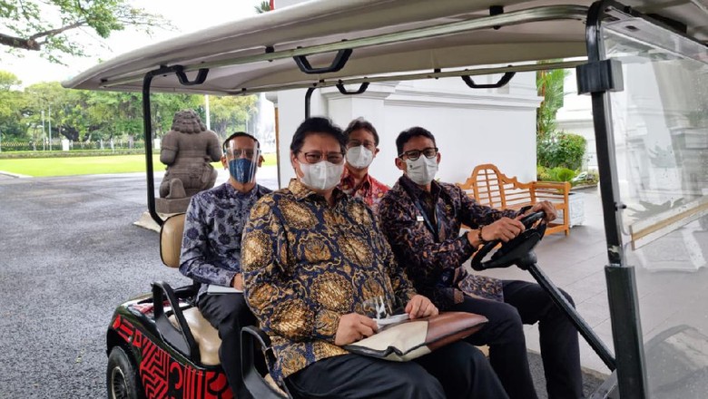 Usai rapat bersama Presiden Joko Widodo (Jokowi), Rabu 16 Juni siang, Menparekraf Sandiaga Salahuddin Uno sempat menjadi sopir tembak di Istana Merdeka.