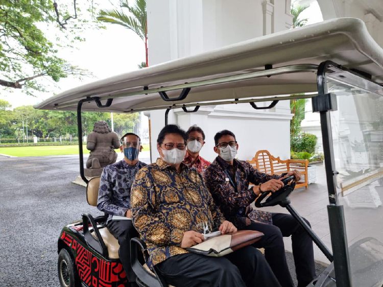 Potret Sandiaga Jadi Sopir Tembak di Istana