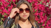 Di foto ini, terlihat awet muda ya. Dan tentu saja keseksiannya tak luntur. Foto: dok instagram sazarita