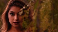 Di usianya yang menginjak 44 tahun, Sarah Azhari masih awet terlihat seksi. Foto: dok instagram sazarita