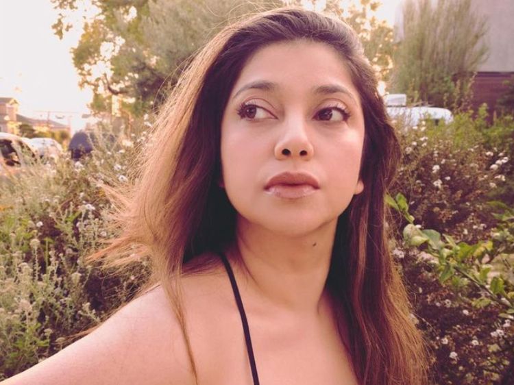 Potret Sarah Azhari yang Tetap Sempurna di Usia 45 Tahun