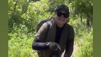 Momen ketika Sarita Abdul Mukti trekking mengenakan topi dan kacamata hitam. Foto: Dok. Instagram @queen_saritaabdulmukti.