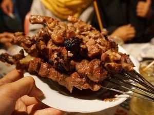 Sate Lemak Susu Sapi dan Sate Tahu Jamur Ini Jadi Buruan karena Rasanya