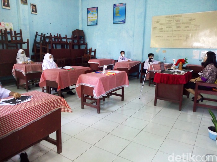 Suasana simulasi pembelajaran tatap muka (PTM) di SMPN 7 Kota Medan (Datuk Haris Molana/detikcom)