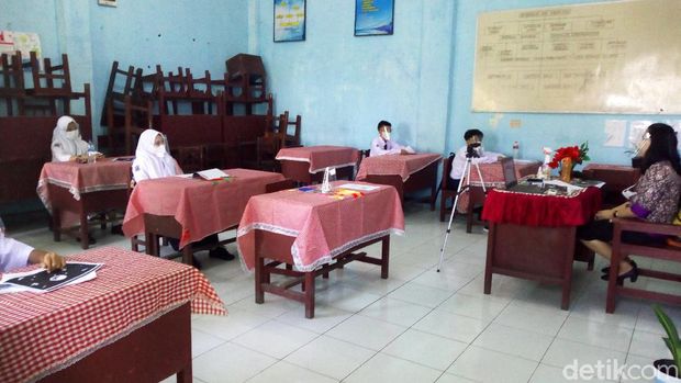 Suasana simulasi pembelajaran tatap muka (PTM) di SMPN 7 Kota Medan (Datuk Haris Molana/detikcom)