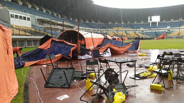 Tenda vaksinasi massal di Stadion GBLA Bandung ambruk disapu angin kencang